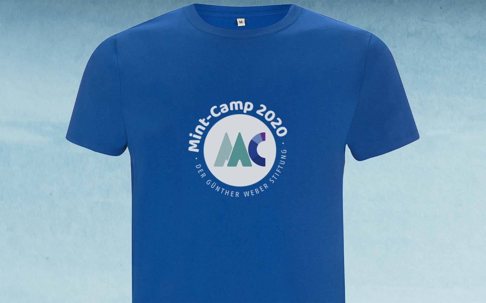 Ansicht T-Shirt mit Logoaufdruck für das Mit-Camp der Günther-Weber-Stiftung Neubrandenburg.