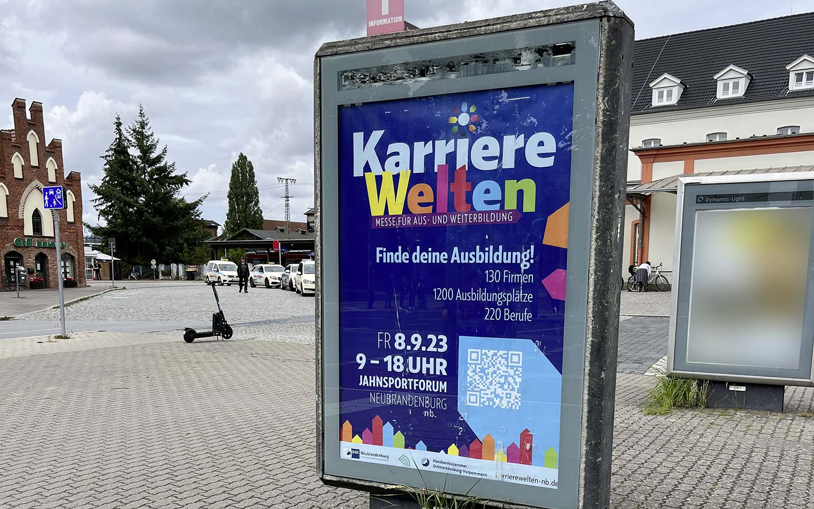 Ansicht eines City-Light-Plaktes, in dem das Kampagnenmotiv der KarriereWelten Neubrandenburg hängt.