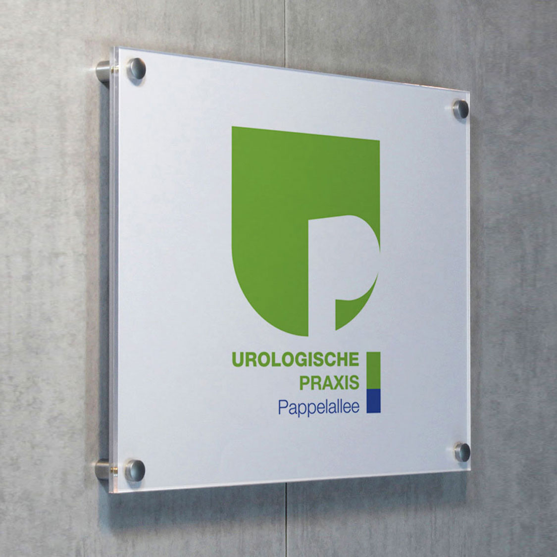 Ansicht des Praxisschildes für die Urologische Praxis Pappelallee ind Greifswald.