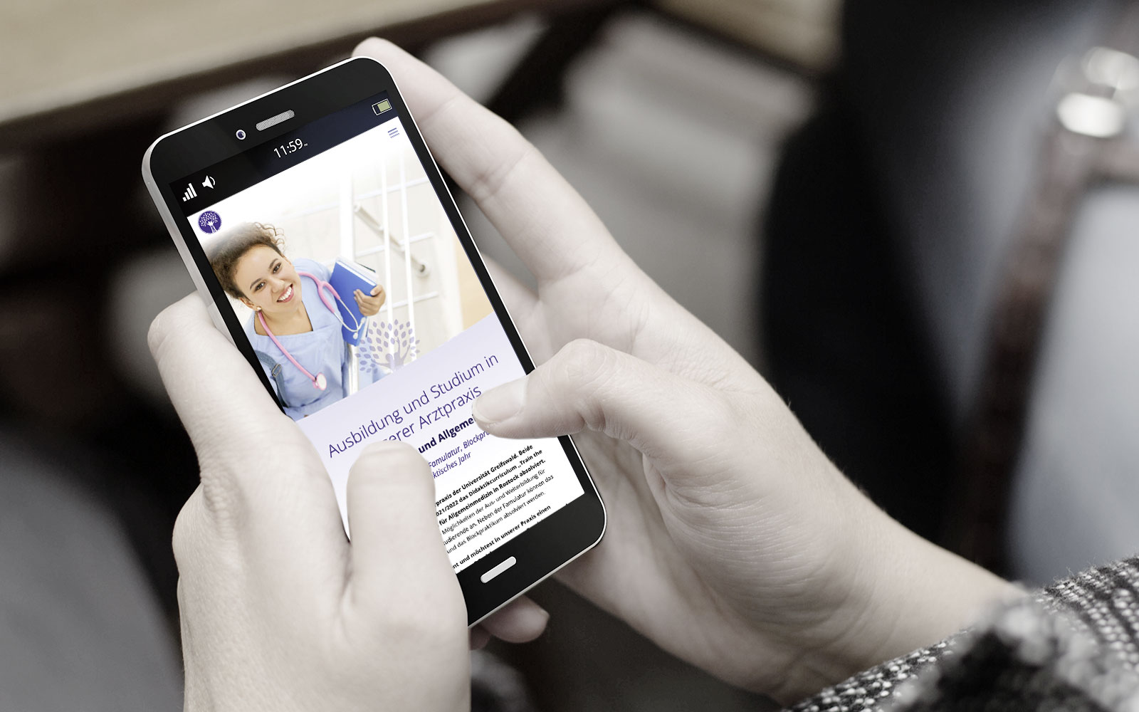 Auf einem Handy für das Webdesign der neuen Homepage für die Arztpraxis in Jarmen dargestellt.